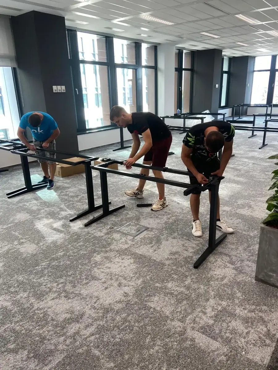 Relocare corporate cu montaj de birouri în desfășurare